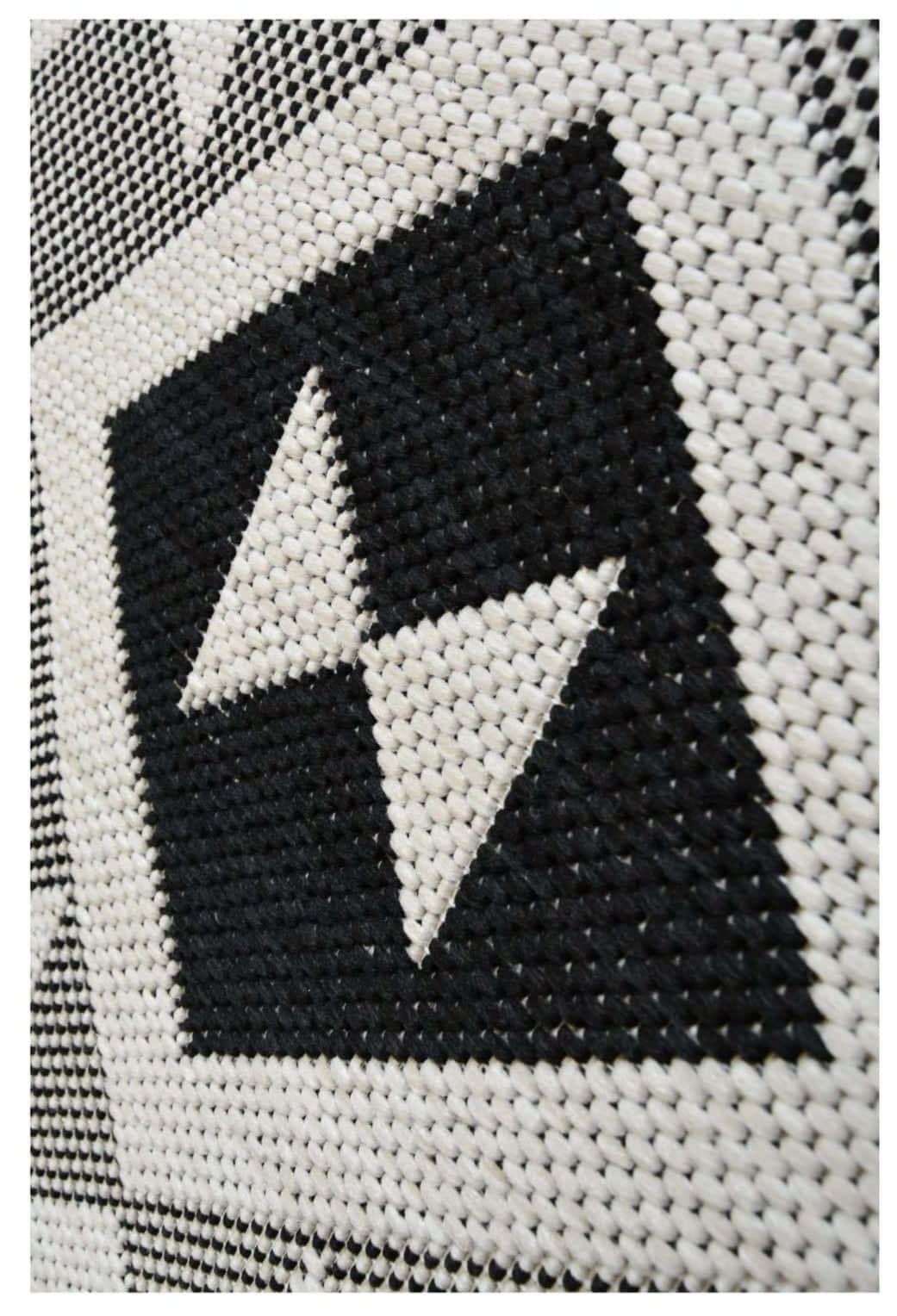 County Geo Chequer Indoor/Outdoor Rug | 11182A - SGP Garden Ltd