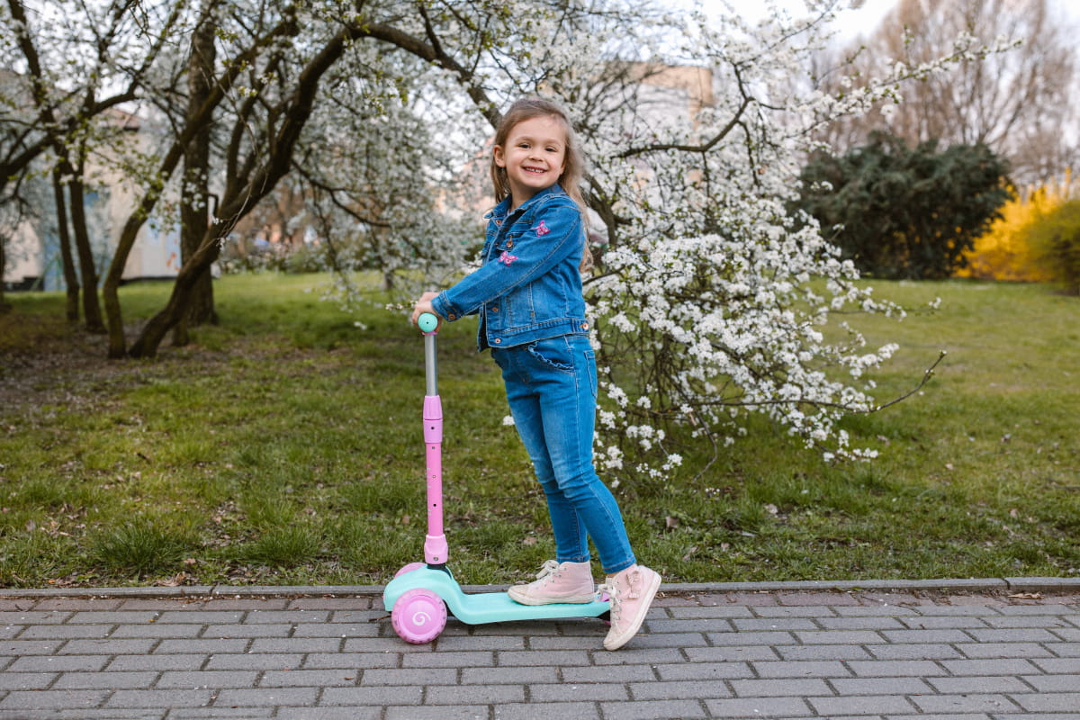 Kidwell JAX Folding 3-Wheel Scooter with LED Light-Up Wheels – Kids Ages 3+ (2 Colours) - SGP Garden Ltd